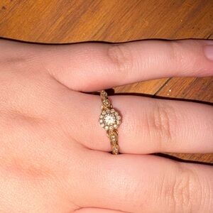 Elegant Gold Ring with Floral Design